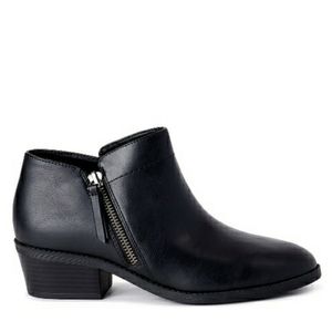 NWT ROUND TOE SIDE ZIPPER ANKLE BOOTIES